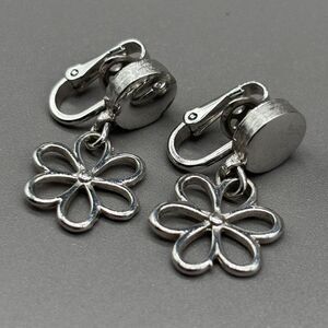 Crown Trifari Flower Dangle Clip On Earrings Mod Silver Tone 60s Retro Daisy